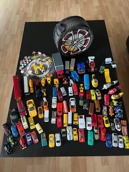 Über hundert Spielzeugautos auf einem Tisch