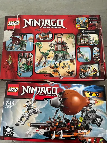 Zwei Lego-Ninjago-Kartons