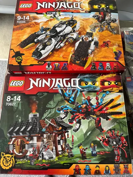 Zwei große Lego-Ninjago-Kartons