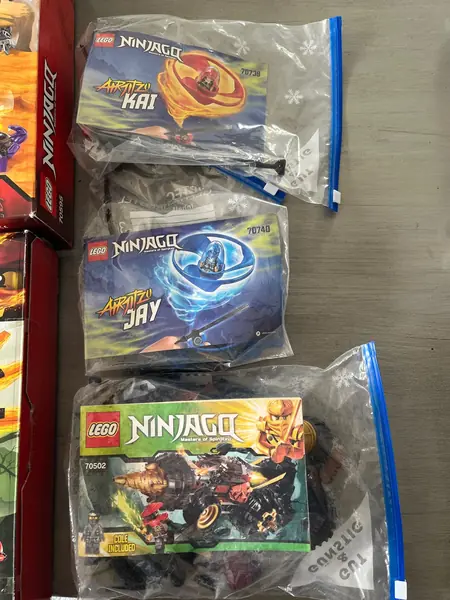 Lego-Ninjago-Sets in Beuteln mit Anleitung