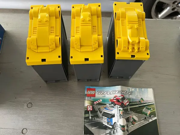 Drei gelbe Lego-Racers-Boxen und eine Anleitung