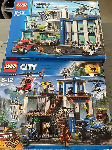 Zwei große Lego-City-Kartons, Polizei