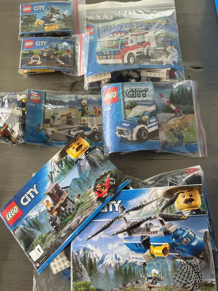 Lego-City-Sets in Beuteln mit Anleitung