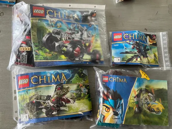 Lego-Chima-Sets in Beuteln mit Anleitung