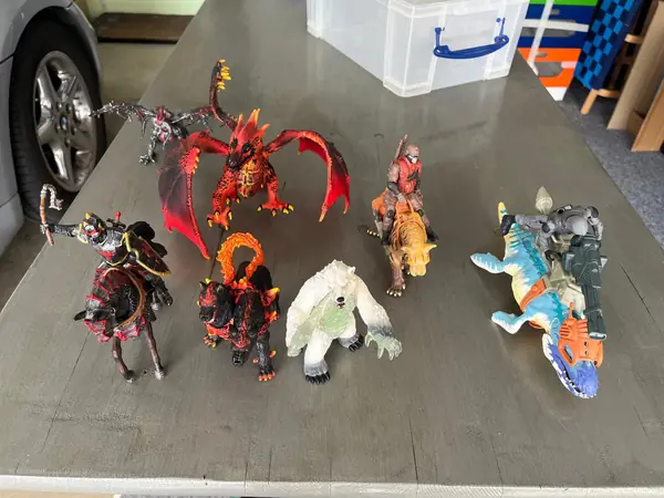 Spielfiguren: Drachen, Ritter auf Pferd, Fantasiewesen