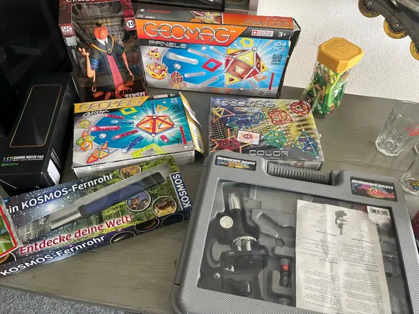 Geomag-Kartons, Kosmos-Fernrohr und Mikroskop-Koffer