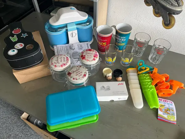 Eismaschine, Tassen, Gläser, Vorratsgläser, Brotdosen und Eisformen