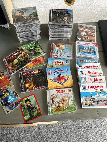 Stapel Hörspiel-CDs und ein PS3-Spiel