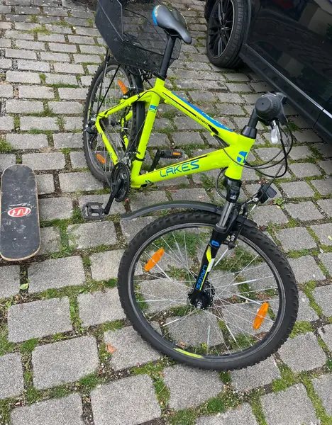 Gelbes Jugendfahrrad der Marke Lakes mit Korb