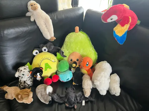 Kuscheltiere auf einem Sofa